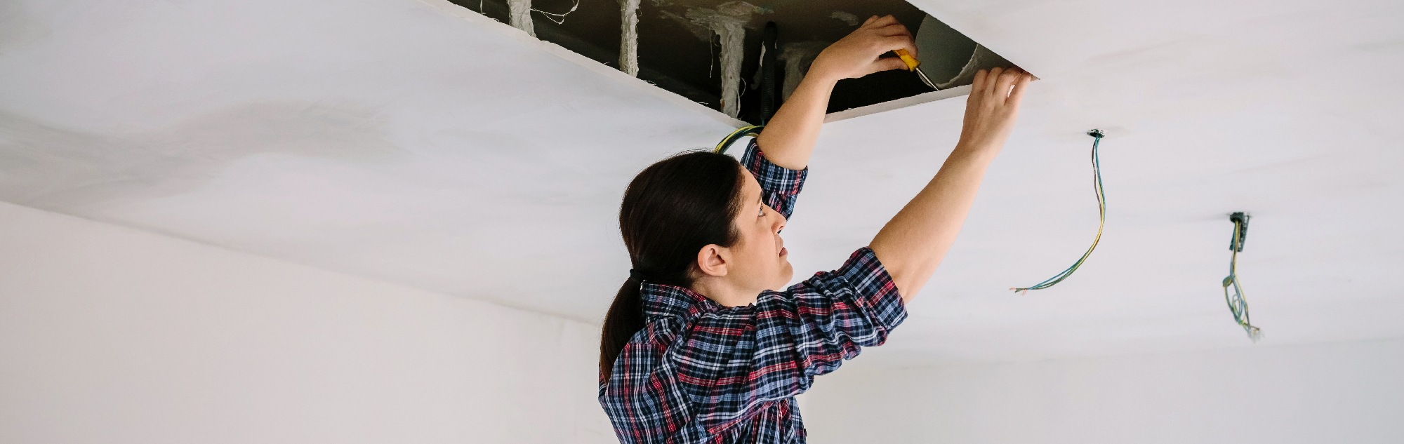 plaquiste qui pose un faux plafond