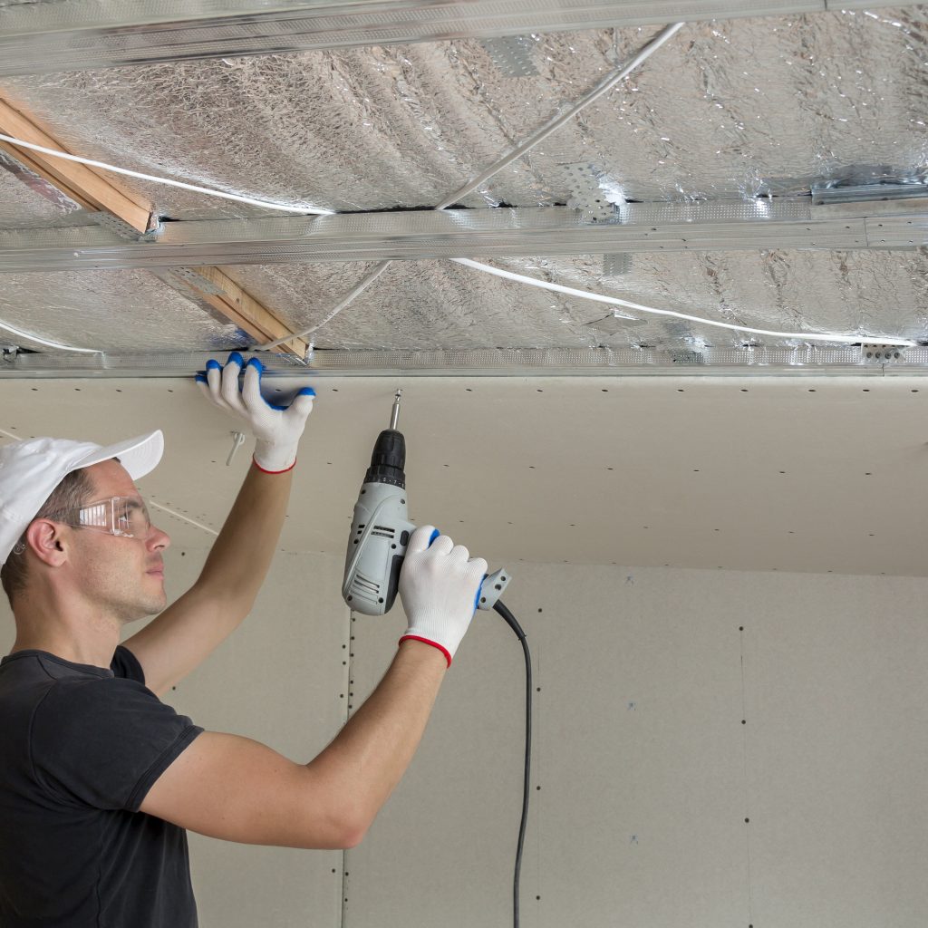 Plaquiste sur un chantier pour poser un faux-plafond