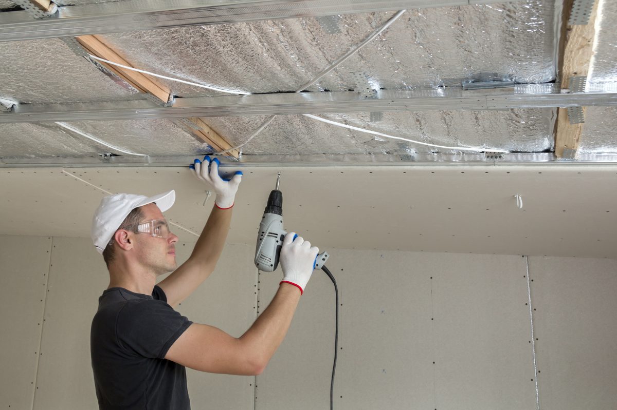 Plaquiste sur un chantier pour poser un faux-plafond