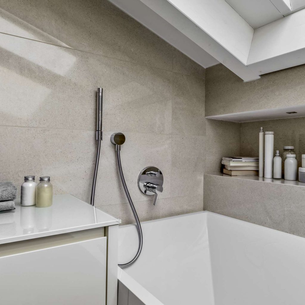 Niche dans la sous pente d'une salle de bain