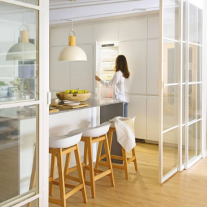 Photo d'une cloison amovible verrière blanche qui sépare la cuisine d'une autre pièce. 