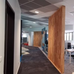 Rénovation intérieur
Cloison amovible en bois dans un bureau 