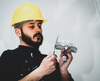 Comment effectuer la réparation d’une cloison en placoplatre ?